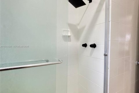 House in Miami, Florida 3 bedrooms, 227.89 sq.m. № 2001651 - photo 12