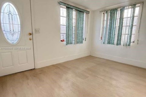 House in Miami, Florida 3 bedrooms, 227.89 sq.m. № 2001651