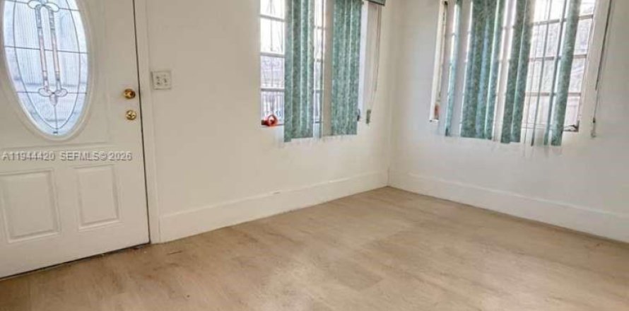 House in Miami, Florida 3 bedrooms, 227.89 sq.m. № 2001651