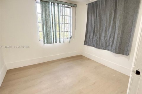 House in Miami, Florida 3 bedrooms, 227.89 sq.m. № 2001651 - photo 11