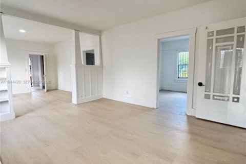 House in Miami, Florida 3 bedrooms, 227.89 sq.m. № 2001651 - photo 2