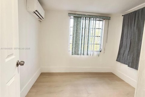 House in Miami, Florida 3 bedrooms, 227.89 sq.m. № 2001651 - photo 15