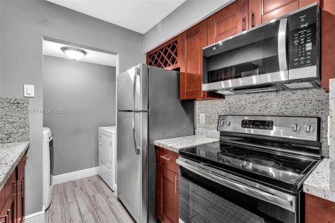 Condominio en Pompano Beach, Florida, 2 dormitorios  № 2011238