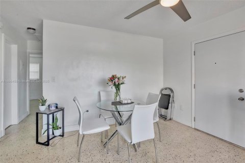 Снять в аренду квартиру в Майами, Флорида 2 спальни, 72.46м2, № 1950353 - фото 3