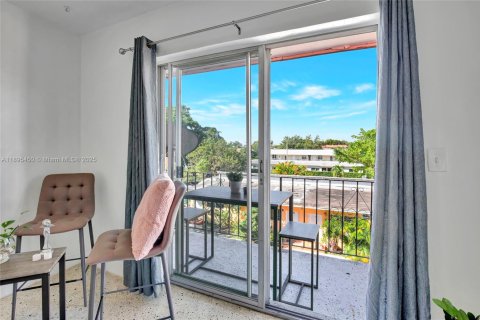 Снять в аренду квартиру в Майами, Флорида 2 спальни, 72.46м2, № 1950353 - фото 4