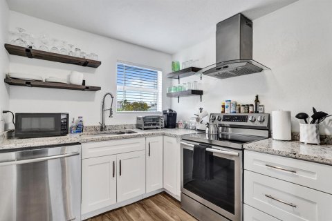 House in Delray Beach, Florida 4 bedrooms, 149.29 sq.m. № 2176037 - photo 8