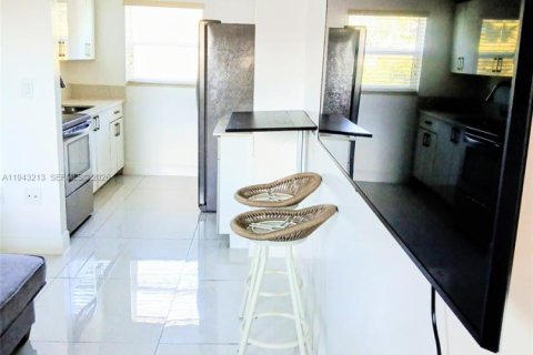 Apartamento en alquiler en Miami, Florida, 2 dormitorios, 58.99 m2 № 2059831 - foto 4