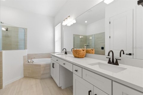 House in Lakewood Ranch, Florida 2 bedrooms, 191.47 sq.m. № 2098581 - photo 17