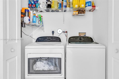 Снять в аренду таунхаус в Маргит, Флорида 2 спальни, 96.25м2, № 2047709 - фото 12