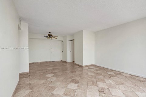Condominio en venta en North Miami Beach, Florida, 2 dormitorios, 103.31 m2 № 1977759 - foto 11