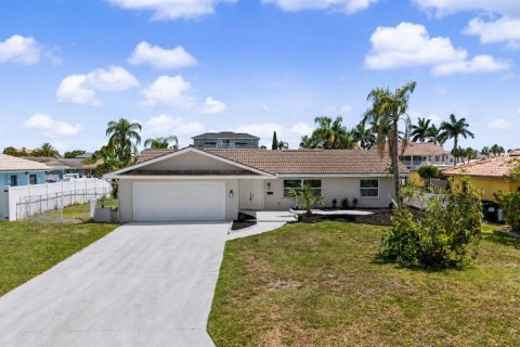 House in New Port Richey, Florida 4 bedrooms, 186.73 sq.m. № 2201581