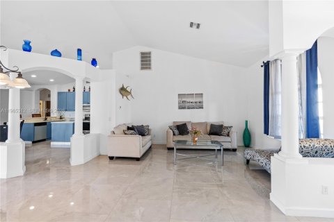 Купить виллу или дом в Кейп-Корал, Флорида 3 спальни, № 2026938 - фото 6