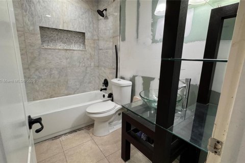 Villa ou maison à vendre à Hollywood, Floride: 3 chambres, 151.9 m2 № 1958350 - photo 29