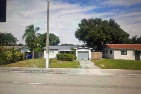 Villa ou maison à vendre à Hollywood, Floride: 3 chambres, 151.9 m2 № 1958350 - photo 1