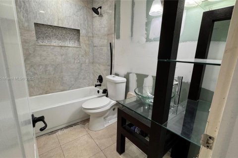 Villa ou maison à vendre à Hollywood, Floride: 3 chambres, 151.9 m2 № 1958350 - photo 30