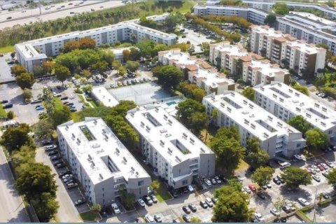 Villa ou maison à louer à Cutler Bay, Floride: 2 chambres, 40372.35 m2 № 1963676 - photo 2