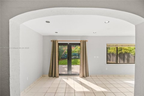 Снять в аренду виллу или дом в Майами, Флорида 3 спальни, 128.58м2, № 1956814 - фото 12