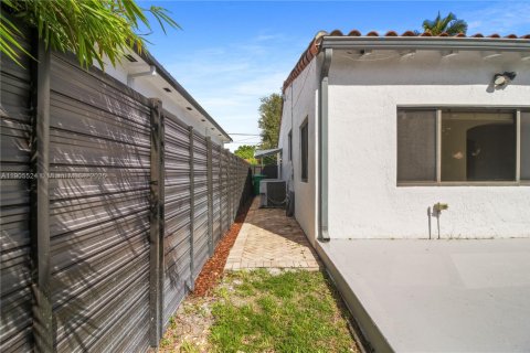 Снять в аренду виллу или дом в Майами, Флорида 3 спальни, 128.58м2, № 1956814 - фото 28