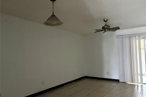 Duplex à vendre à Kissimmee, Floride: 3 chambres, 92.34 m2 № 2381144 - photo 4