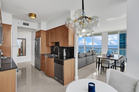 Condo in Miami Beach, Florida, 2 bedrooms  № 1696616 - photo 13