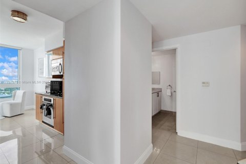 Condo in Miami Beach, Florida, 2 bedrooms  № 1696616 - photo 7