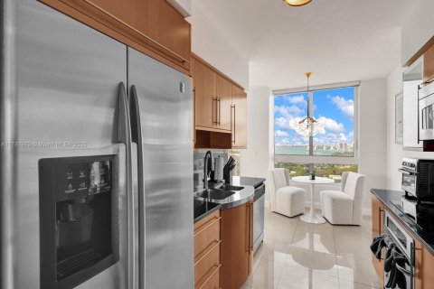 Condo in Miami Beach, Florida, 2 bedrooms  № 1696616 - photo 9