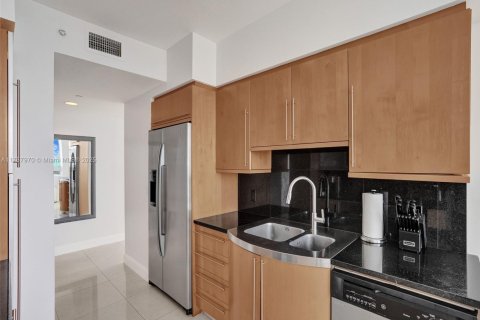 Condo in Miami Beach, Florida, 2 bedrooms  № 1696616 - photo 11