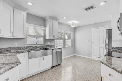 Villa ou maison à louer à Tampa, Floride: 3 chambres, 125.79 m2 № 1906098 - photo 3