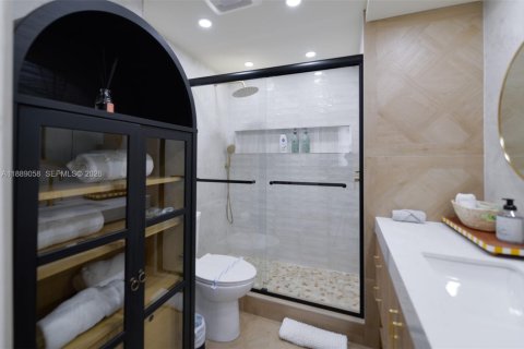 Condo in Sunny Isles Beach, Florida, 2 bedrooms № 2013508 - photo 25