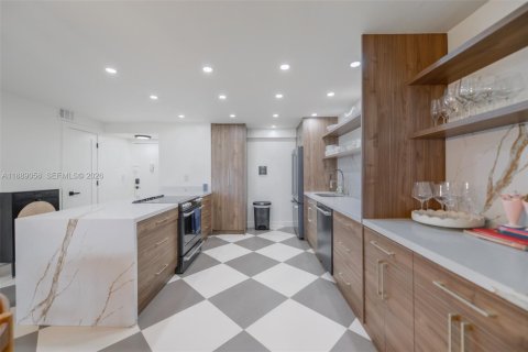 Condo in Sunny Isles Beach, Florida, 2 bedrooms № 2013508 - photo 13