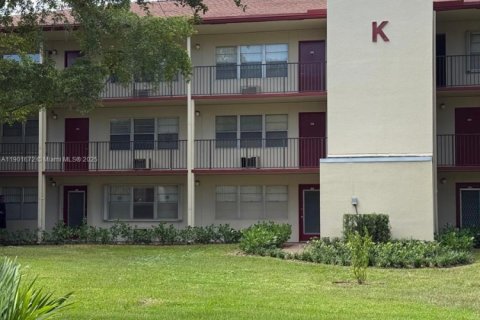 Copropriété à vendre à Pembroke Pines, Floride: 2 chambres, 88.63 m2 № 1963214 - photo 1