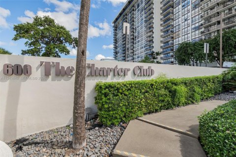 Condo in Miami, Florida, 2 bedrooms  № 1998021 - photo 23