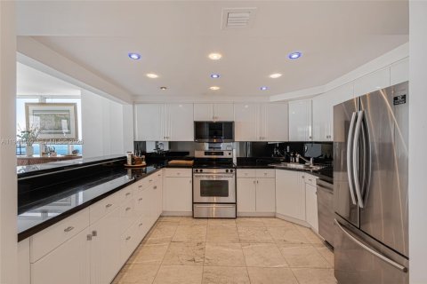 Condo in Miami, Florida, 2 bedrooms  № 1998021 - photo 12