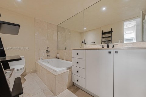 Condo in Miami, Florida, 2 bedrooms  № 1998021 - photo 15