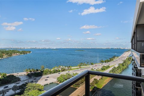 Condo in Miami, Florida, 2 bedrooms  № 1998021 - photo 2