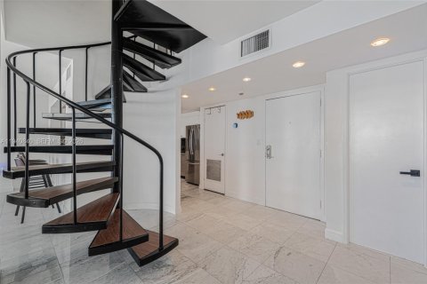 Condo in Miami, Florida, 2 bedrooms  № 1998021 - photo 4