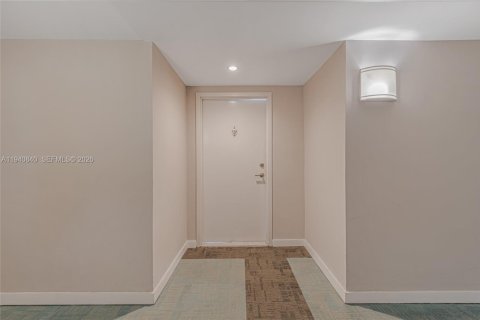 Condo in Miami, Florida, 2 bedrooms  № 1998021 - photo 22