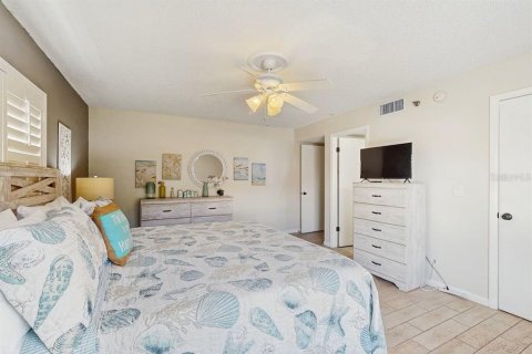 Condo in Indian Shores, Florida, 2 bedrooms № 2218444 - photo 12