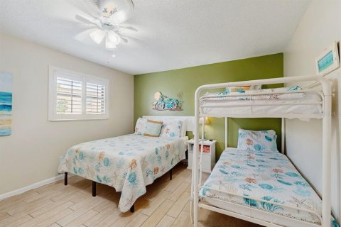 Condo in Indian Shores, Florida, 2 bedrooms № 2218444 - photo 13