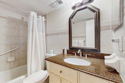 Condo in Indian Shores, Florida, 2 bedrooms № 2218444 - photo 15