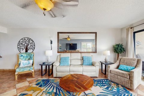 Condo in Indian Shores, Florida, 2 bedrooms № 2218444 - photo 5