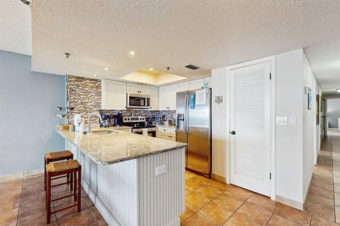 Condo in Indian Shores, Florida, 2 bedrooms № 2218444 - photo 14