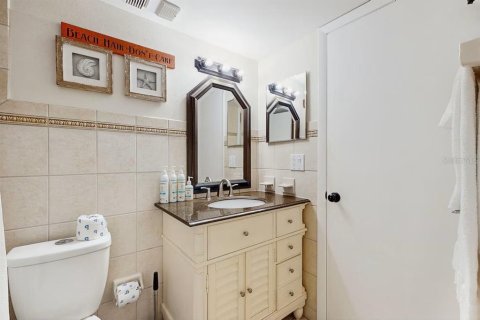 Condo in Indian Shores, Florida, 2 bedrooms № 2218444 - photo 16