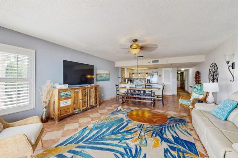 Condo in Indian Shores, Florida, 2 bedrooms № 2218444 - photo 4