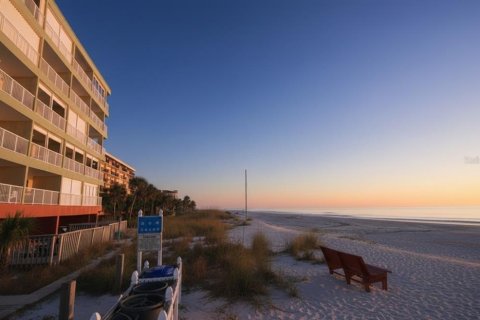 Condo in Indian Shores, Florida, 2 bedrooms № 2218444 - photo 2