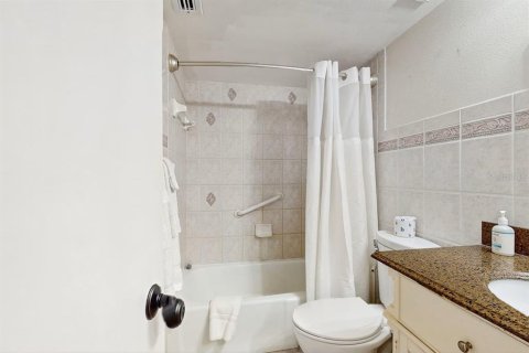 Condo in Indian Shores, Florida, 2 bedrooms № 2218444 - photo 17
