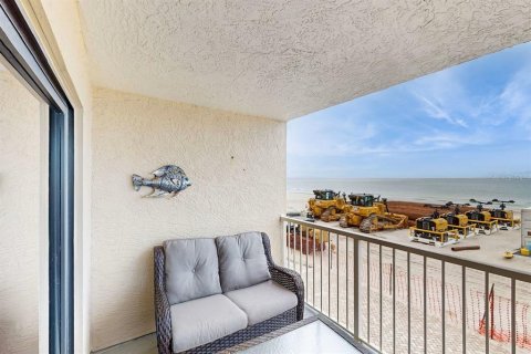 Condo in Indian Shores, Florida, 2 bedrooms № 2218444 - photo 18