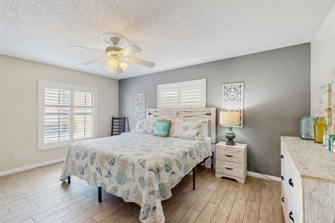 Condo in Indian Shores, Florida, 2 bedrooms № 2218444 - photo 11