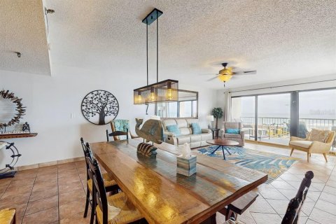 Condo in Indian Shores, Florida, 2 bedrooms № 2218444 - photo 9