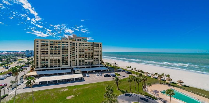 Condominio en Clearwater, Florida, 2 dormitorios № 2093233